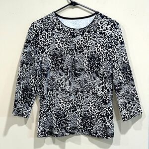 Beautiful Black & White Animal Print Top By Kim Rogers Petite. Medium Petite.